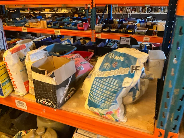 Lot werkgereedschappen inclusief rekken en inhoud - afbeelding 14 van  343