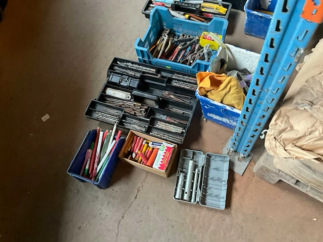 Lot werkgereedschappen inclusief rekken en inhoud - afbeelding 151 van  343
