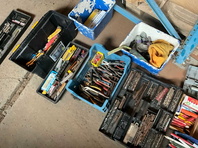 Lot werkgereedschappen inclusief rekken en inhoud - afbeelding 153 van  343