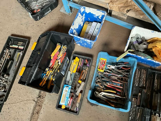 Lot werkgereedschappen inclusief rekken en inhoud - afbeelding 154 van  343