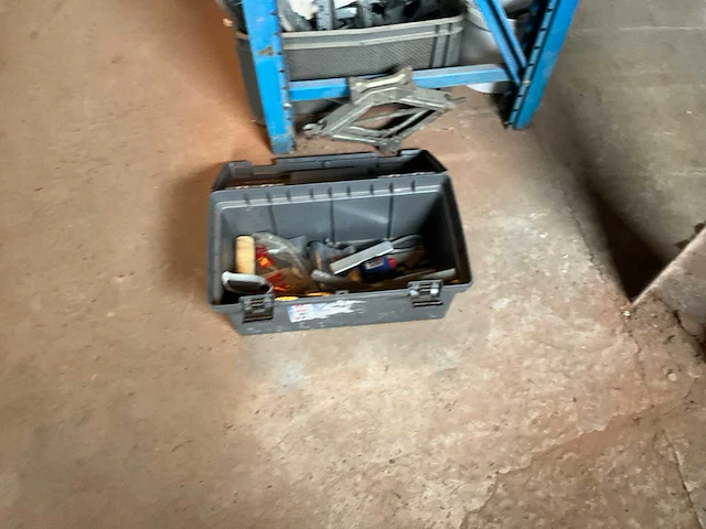 Lot werkgereedschappen inclusief rekken en inhoud - afbeelding 165 van  343