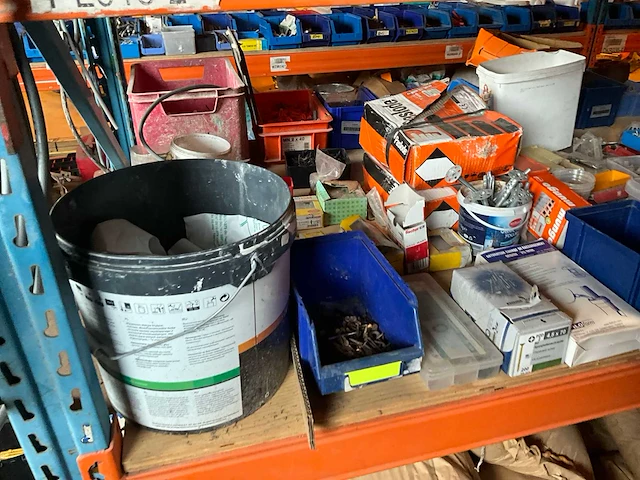 Lot werkgereedschappen inclusief rekken en inhoud - afbeelding 169 van  343