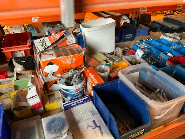 Lot werkgereedschappen inclusief rekken en inhoud - afbeelding 170 van  343
