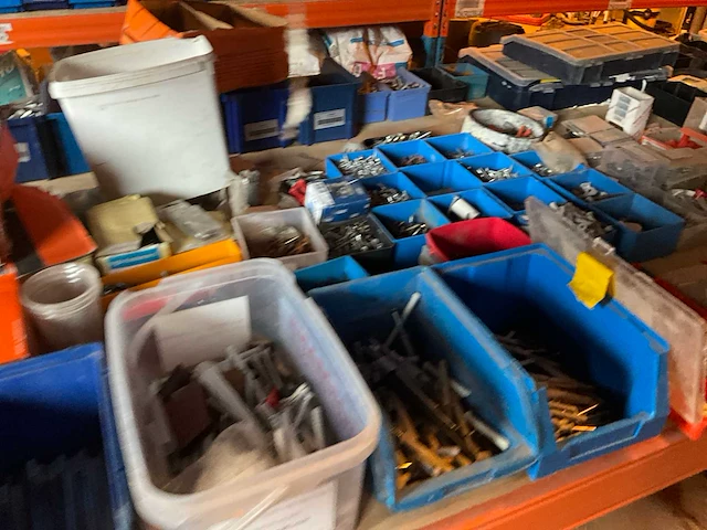 Lot werkgereedschappen inclusief rekken en inhoud - afbeelding 171 van  343