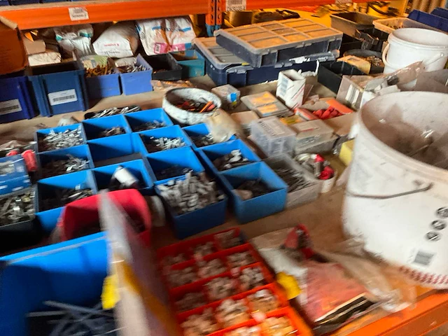Lot werkgereedschappen inclusief rekken en inhoud - afbeelding 172 van  343