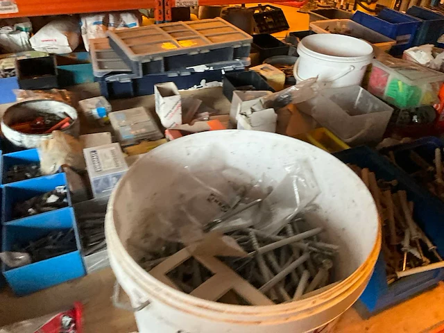 Lot werkgereedschappen inclusief rekken en inhoud - afbeelding 173 van  343