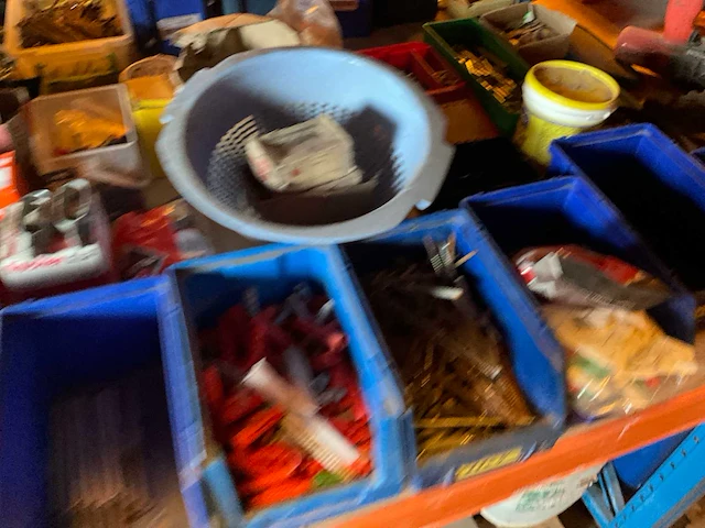 Lot werkgereedschappen inclusief rekken en inhoud - afbeelding 176 van  343