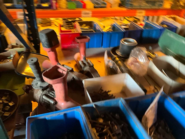 Lot werkgereedschappen inclusief rekken en inhoud - afbeelding 179 van  343