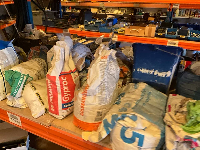 Lot werkgereedschappen inclusief rekken en inhoud - afbeelding 17 van  343