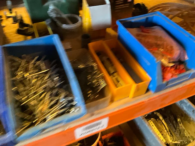 Lot werkgereedschappen inclusief rekken en inhoud - afbeelding 181 van  343