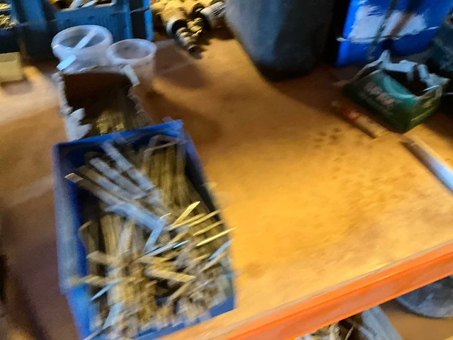 Lot werkgereedschappen inclusief rekken en inhoud - afbeelding 185 van  343