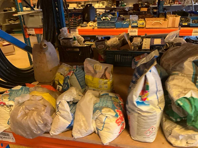 Lot werkgereedschappen inclusief rekken en inhoud - afbeelding 18 van  343