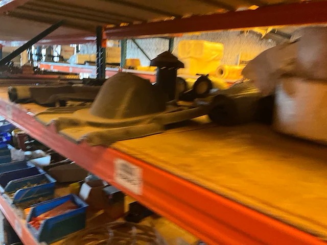 Lot werkgereedschappen inclusief rekken en inhoud - afbeelding 192 van  343