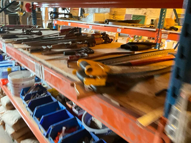 Lot werkgereedschappen inclusief rekken en inhoud - afbeelding 196 van  343