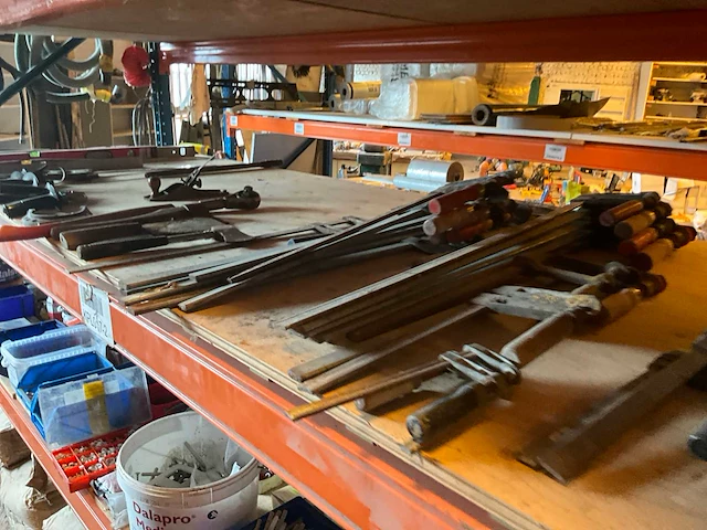 Lot werkgereedschappen inclusief rekken en inhoud - afbeelding 198 van  343