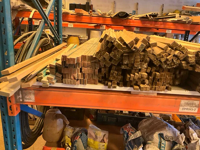 Lot werkgereedschappen inclusief rekken en inhoud - afbeelding 19 van  343