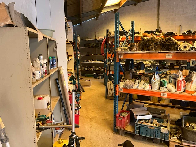 Lot werkgereedschappen inclusief rekken en inhoud - afbeelding 1 van  343