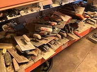 Lot werkgereedschappen inclusief rekken en inhoud - afbeelding 212 van  343