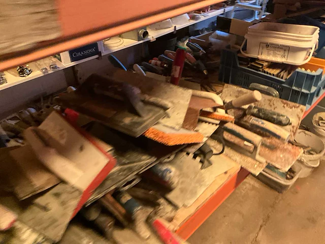 Lot werkgereedschappen inclusief rekken en inhoud - afbeelding 213 van  343
