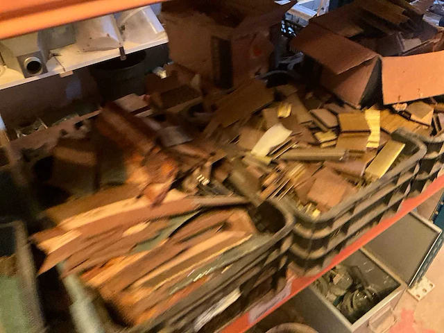 Lot werkgereedschappen inclusief rekken en inhoud - afbeelding 216 van  343