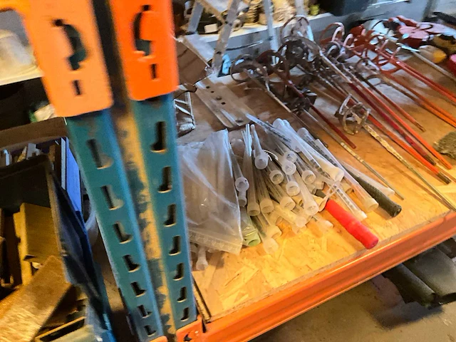 Lot werkgereedschappen inclusief rekken en inhoud - afbeelding 218 van  343