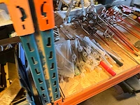 Lot werkgereedschappen inclusief rekken en inhoud - afbeelding 218 van  343