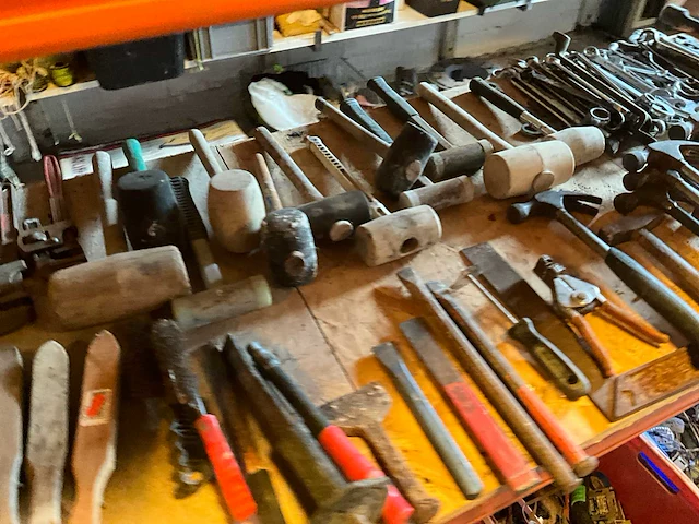 Lot werkgereedschappen inclusief rekken en inhoud - afbeelding 222 van  343