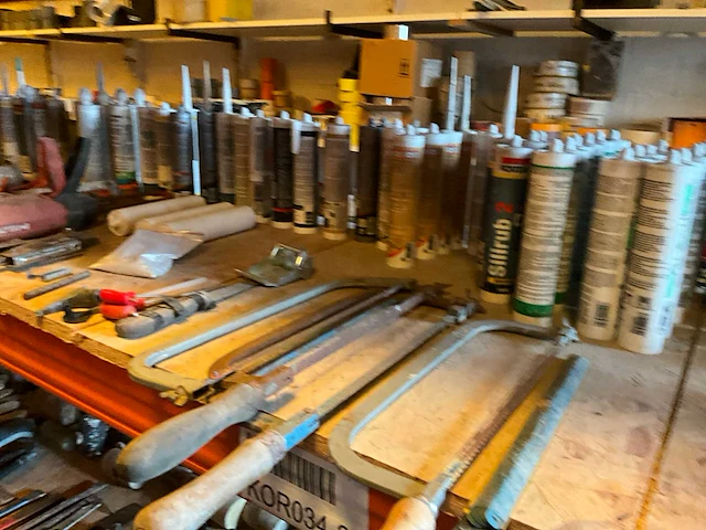 Lot werkgereedschappen inclusief rekken en inhoud - afbeelding 229 van  343