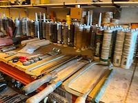 Lot werkgereedschappen inclusief rekken en inhoud - afbeelding 229 van  343