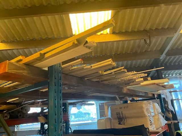 Lot werkgereedschappen inclusief rekken en inhoud - afbeelding 22 van  343