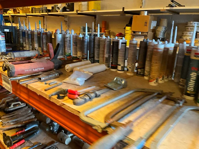Lot werkgereedschappen inclusief rekken en inhoud - afbeelding 230 van  343