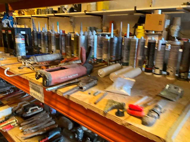 Lot werkgereedschappen inclusief rekken en inhoud - afbeelding 231 van  343