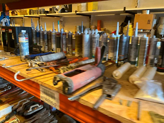 Lot werkgereedschappen inclusief rekken en inhoud - afbeelding 232 van  343