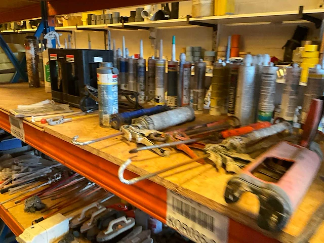 Lot werkgereedschappen inclusief rekken en inhoud - afbeelding 233 van  343