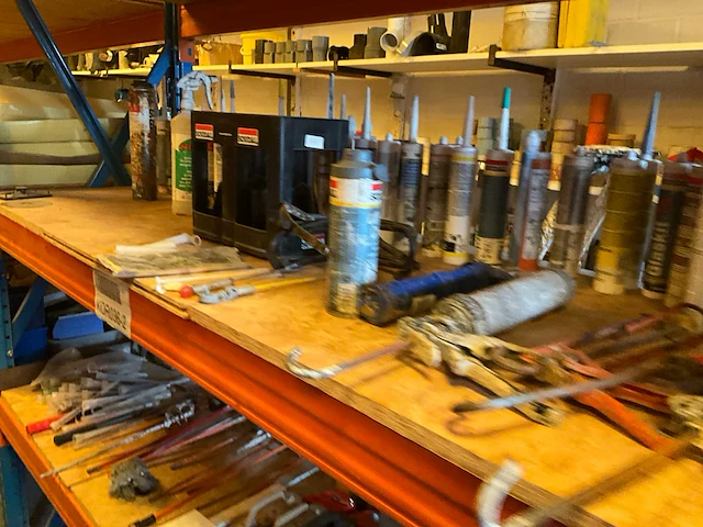 Lot werkgereedschappen inclusief rekken en inhoud - afbeelding 234 van  343