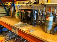 Lot werkgereedschappen inclusief rekken en inhoud - afbeelding 235 van  343