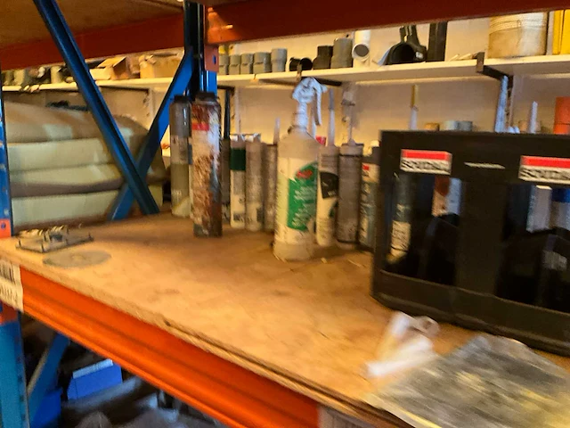 Lot werkgereedschappen inclusief rekken en inhoud - afbeelding 236 van  343