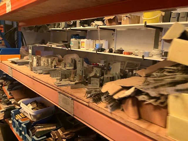 Lot werkgereedschappen inclusief rekken en inhoud - afbeelding 239 van  343