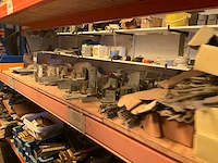 Lot werkgereedschappen inclusief rekken en inhoud - afbeelding 239 van  343