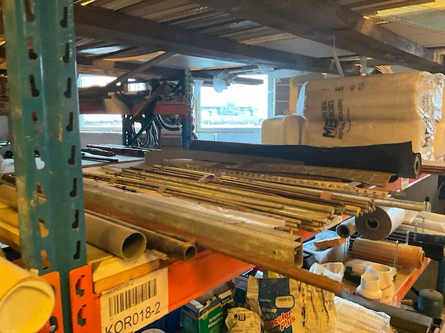 Lot werkgereedschappen inclusief rekken en inhoud - afbeelding 23 van  343