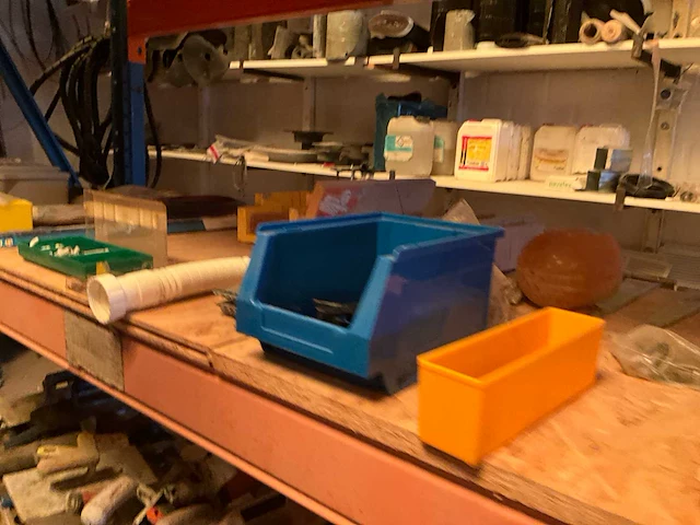 Lot werkgereedschappen inclusief rekken en inhoud - afbeelding 246 van  343
