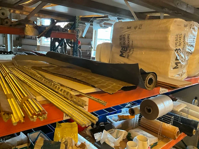 Lot werkgereedschappen inclusief rekken en inhoud - afbeelding 24 van  343