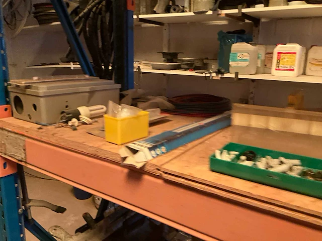 Lot werkgereedschappen inclusief rekken en inhoud - afbeelding 250 van  343