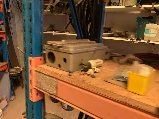 Lot werkgereedschappen inclusief rekken en inhoud - afbeelding 251 van  343