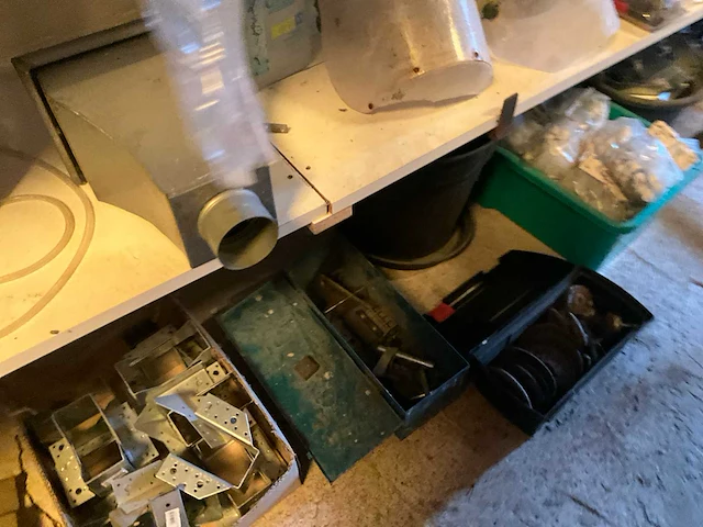 Lot werkgereedschappen inclusief rekken en inhoud - afbeelding 259 van  343