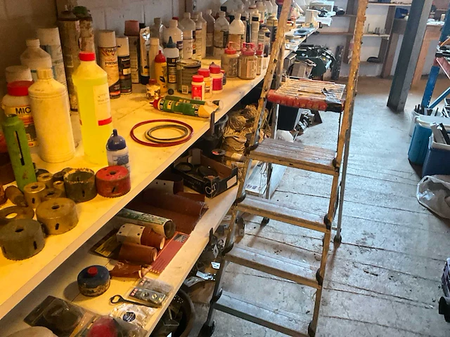 Lot werkgereedschappen inclusief rekken en inhoud - afbeelding 260 van  343