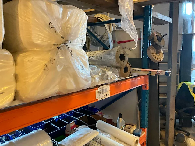 Lot werkgereedschappen inclusief rekken en inhoud - afbeelding 27 van  343