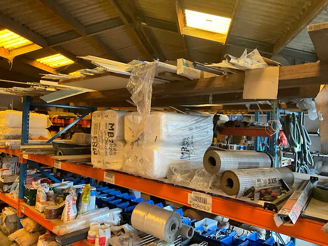 Lot werkgereedschappen inclusief rekken en inhoud - afbeelding 28 van  343