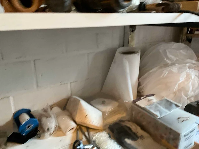 Lot werkgereedschappen inclusief rekken en inhoud - afbeelding 302 van  343