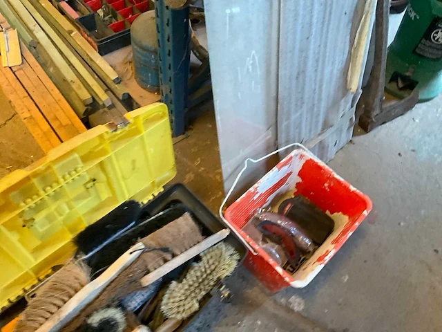 Lot werkgereedschappen inclusief rekken en inhoud - afbeelding 30 van  343